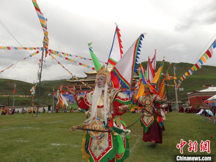 圖為演員進(jìn)行表演。　班瑪縣文體旅游廣電局 供圖