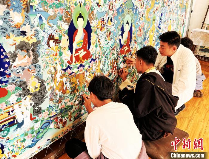 青海唐卡藝術小鎮：“勞模畫師”師帶徒，文化扶貧富一方