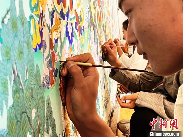 圖為畫師繪畫唐卡?！●R文莉 供圖