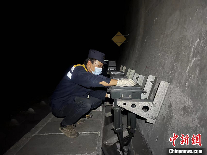 圖為10月22日，“守燈人”清理隧道內的電纜盒。 <a target='_blank' href='/'><p  align=