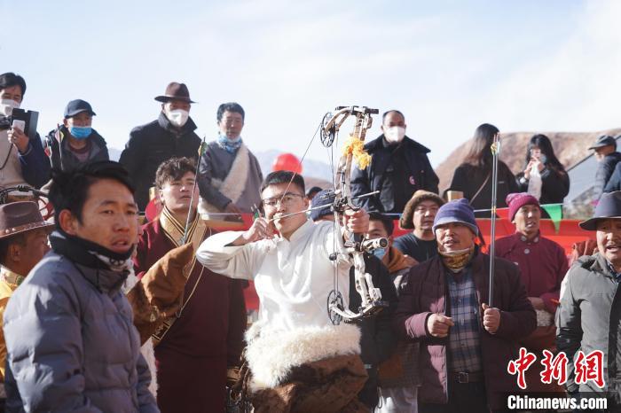 圖為藏族民眾比拼射箭技藝。　馬銘言 攝