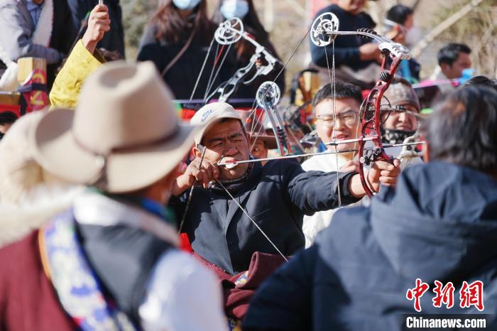 圖為藏族民眾比拼射箭技藝。　馬銘言 攝