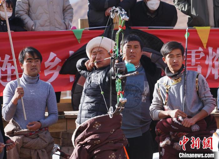 圖為藏族民眾比拼射箭技藝。　馬銘言 攝