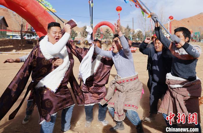 圖為藏族民眾跺腳歡呼慶祝弓箭手射中靶心。　馬銘言 攝