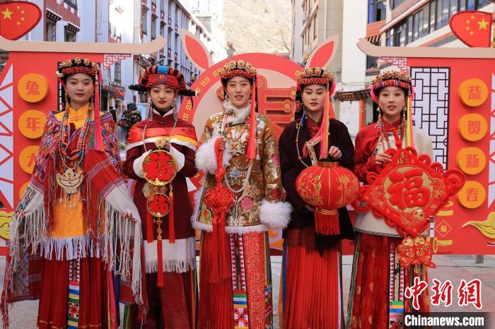丹巴美女送祝福，迎新年?！±钣腊?攝