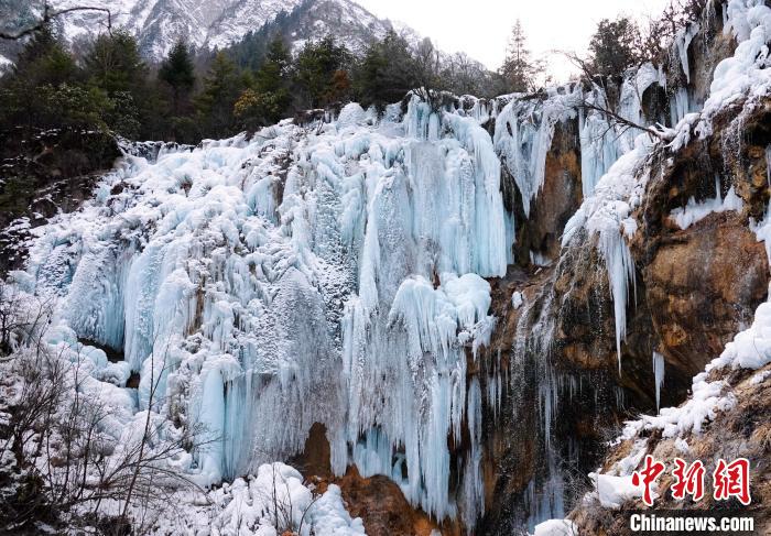 四川平武：玉樹瓊花漫山開雪山冰瀑入畫來