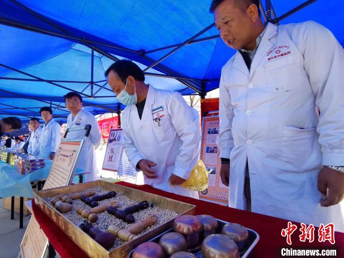 圖為青海省循化縣的國家級非遺項目尤闕療法的器械展示。　張?zhí)砀?攝