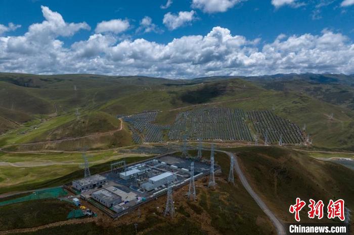 航拍建成投運的柯拉一期光伏電站升壓站。　劉忠俊 攝