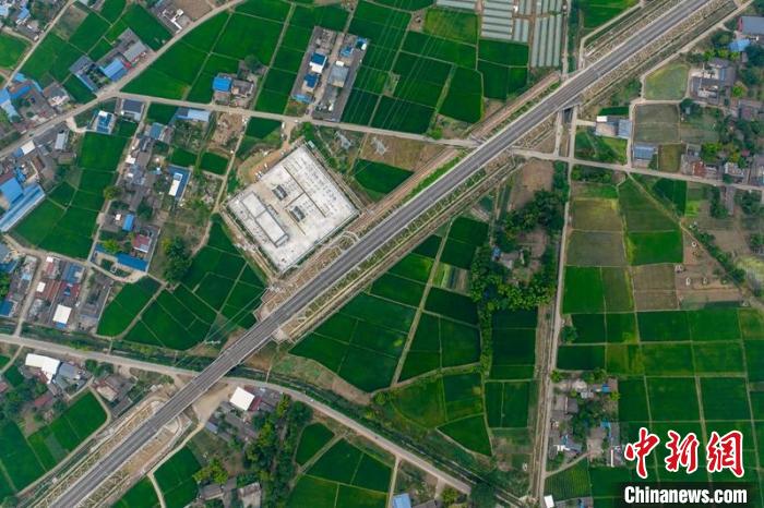 空中俯瞰綿竹牽引變電所和川青鐵路成黃段鐵路線。 劉忠俊 攝