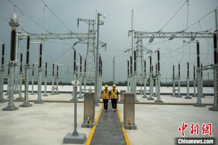 工作人員正在綿竹牽引變電所內(nèi)巡查設(shè)備受電運(yùn)行情況。 劉忠俊 攝