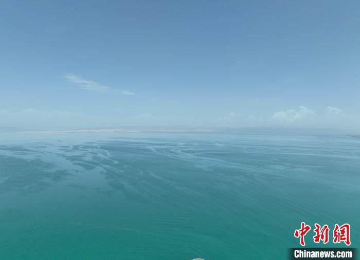 圖為航拍仲夏時節(jié)，青海湖水天一色。　祁增蓓 攝