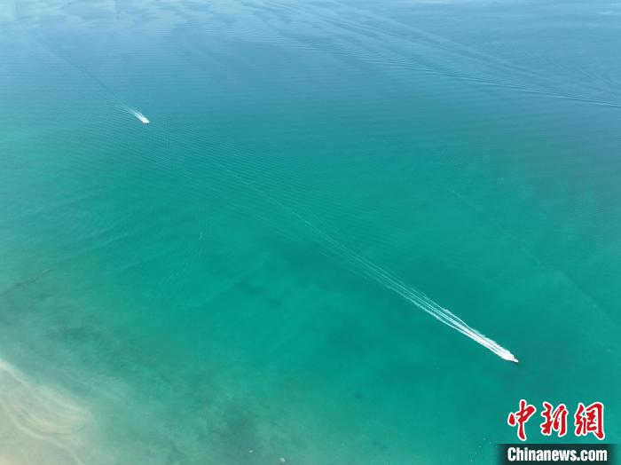 圖為航拍仲夏時節(jié)，青海湖湖水碧波蕩漾。　祁增蓓 攝