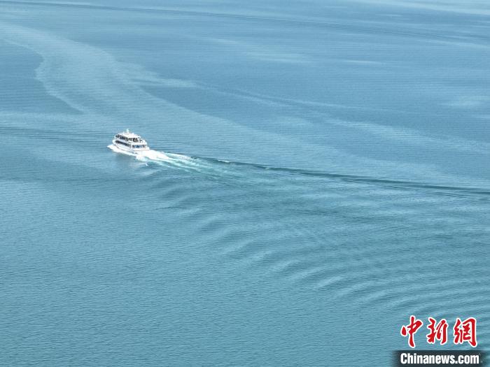 圖為航拍仲夏時節(jié)，青海湖湖水碧波蕩漾。　祁增蓓 攝