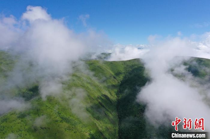 航拍賽來塘鎮山間云霧繚繞?！●R銘言 攝