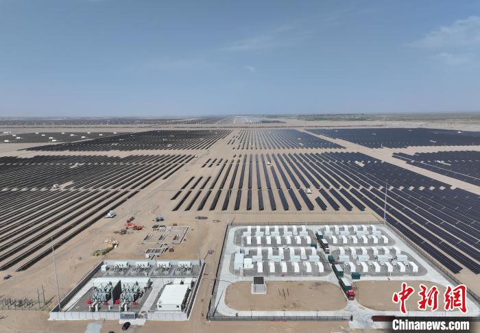 航拍全球首個50兆瓦/100兆瓦時智能組串式構網型儲能電站