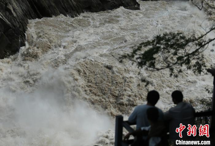 云南香格里拉虎跳峽景區江水澎湃吸引游客
