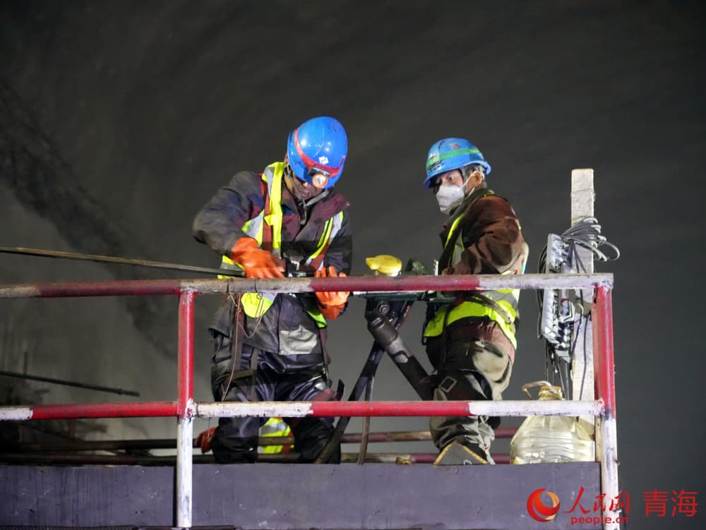 三峽格爾木南山口240萬千瓦抽水蓄能電站主廠房施工。人民網 況玉攝