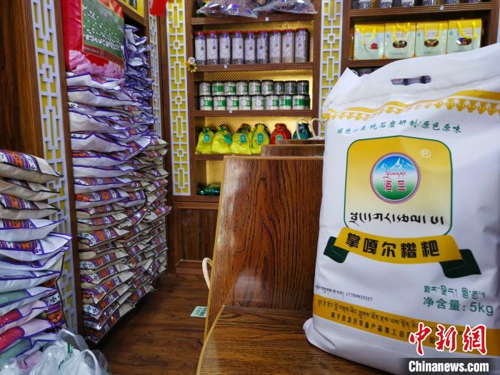 圖為洛桑旦增為自家青稞產品設計的商標與特色包裝。　張偉 攝
