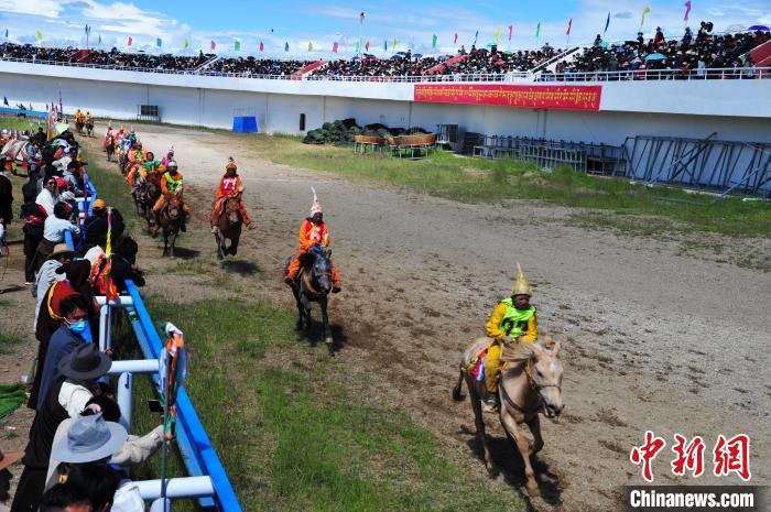 圖為少年騎手騎乘沒有馬鞍的賽馬，靠雙腳夾住馬馳騁在跑道上。　張偉 攝