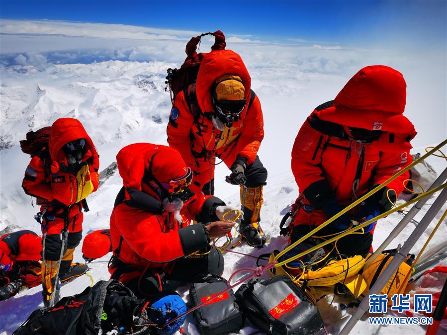 （新華全媒頭條·圖文互動）（2）往更高處長、往長春北京方向移動——來自海拔8848.86米的報告