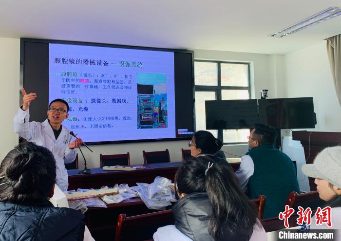 煙臺毓璜頂醫院援藏醫療隊為聶拉木縣人民醫院醫生進行腹腔鏡相關知識培訓。　張振宇 攝