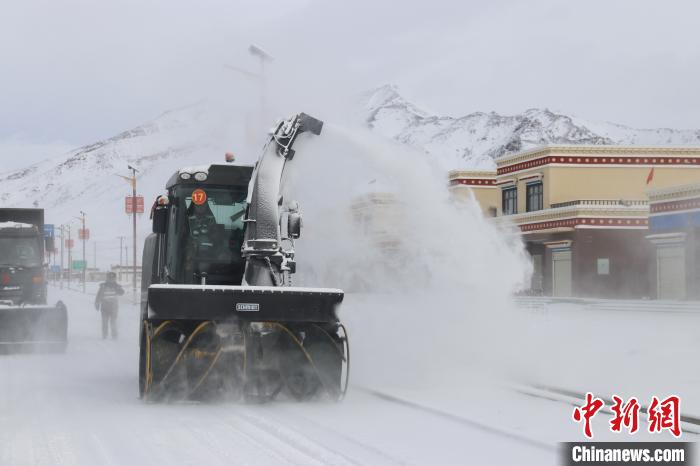 圖為該支隊官兵正在清理路面積雪。　董尼么太 攝