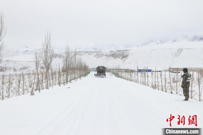 圖為救援官兵正在緊急清理路面積雪。　董尼么太 攝