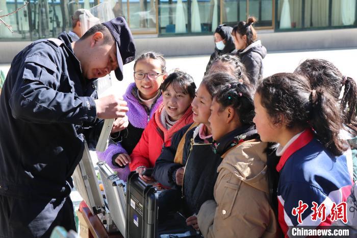 林芝邊境管理支隊里龍邊境派出所邀請里龍鄉小學師生和當地民眾進警營,了解民警工作生活。 曹中皇 攝