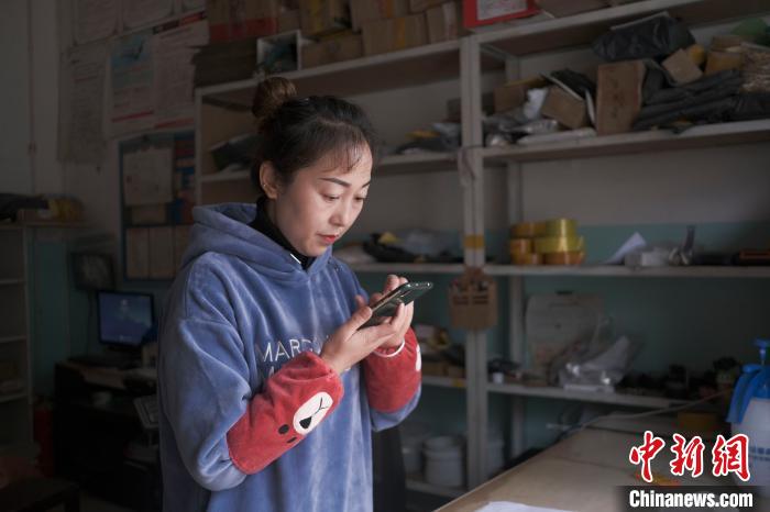 正在快遞站點內(nèi)忙碌的楊莉春。　何蓬磊 攝