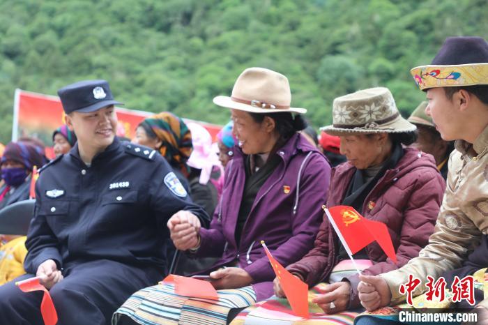 圖為李陽(yáng)副所長(zhǎng)(前排左一)與卓嘎、央宗姐妹共同參加愛(ài)國(guó)主義教育活動(dòng)。 德吉 攝