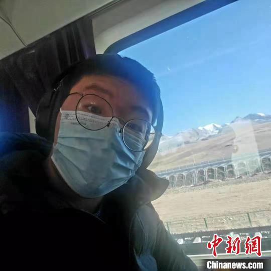 1月8日在西藏那曲開往拉薩火車上。　受訪者供圖 攝