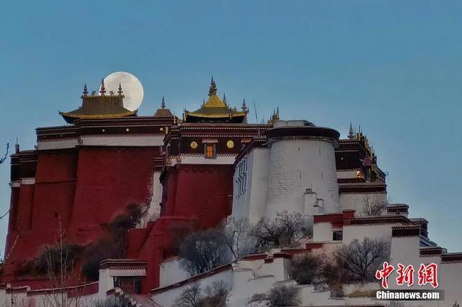 圖為一輪明月從布達拉宮上空緩緩升起。馬謙 攝