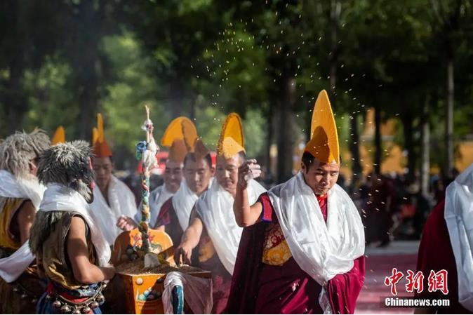 資料圖：扎什倫布寺跳神活動結束后，僧眾依次拋撒“切瑪”盒中的青稞祈福。<a target='_blank' ><p  align=