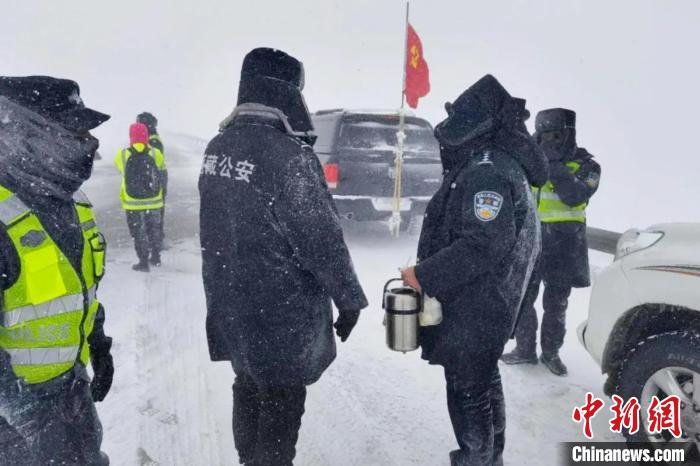 強(qiáng)降雪后，西藏安多縣警方在國道109線唐古拉山段開展除雪保通工作?！“捕嗫h公安局 供圖 攝