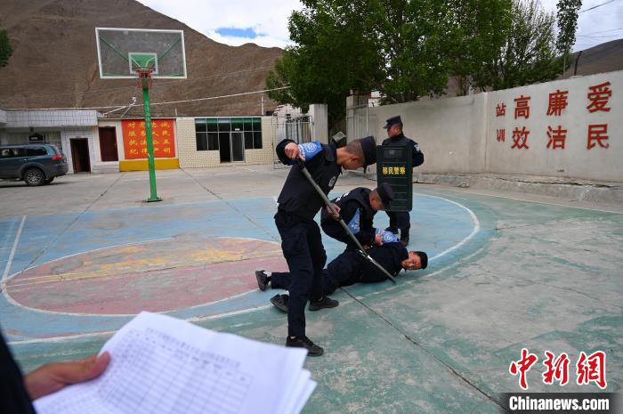 圖為移民管理警察進行警務(wù)技能考核。　趙朗 攝
