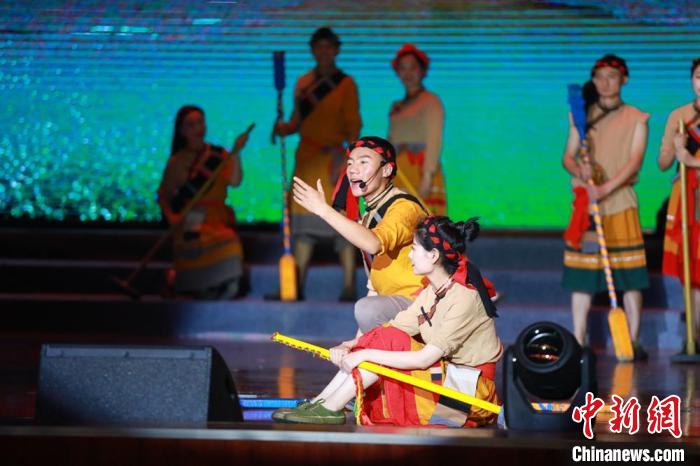圖為西藏出入境邊防檢查總站表演的原創歌舞劇《共筑家園》 胡俊浩 攝