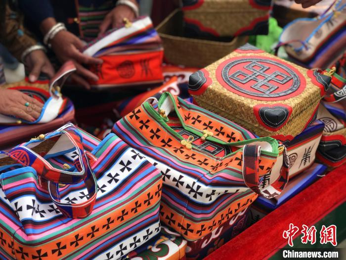 圖為打隆物交會(huì)上售賣(mài)的民族手工藝品?！∪轿木?攝