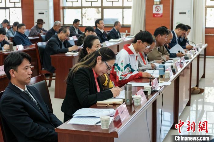 圖為8月10日座談會(huì)現(xiàn)場(chǎng)，左一為歸國(guó)定居藏胞晉美次旦。　江飛波 攝