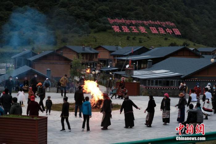 圖為8月5日，玉麥鄉民眾在鄉里跳鍋莊舞，從前的“三人鄉”熱鬧起來了。 <a target='_blank' ></p><p  align=