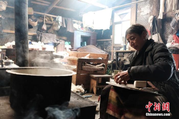 圖為8月6日，60歲的卓嘎在玉麥鄉牧場放牧點制作奶渣。 <a target='_blank' ></p><p  align=