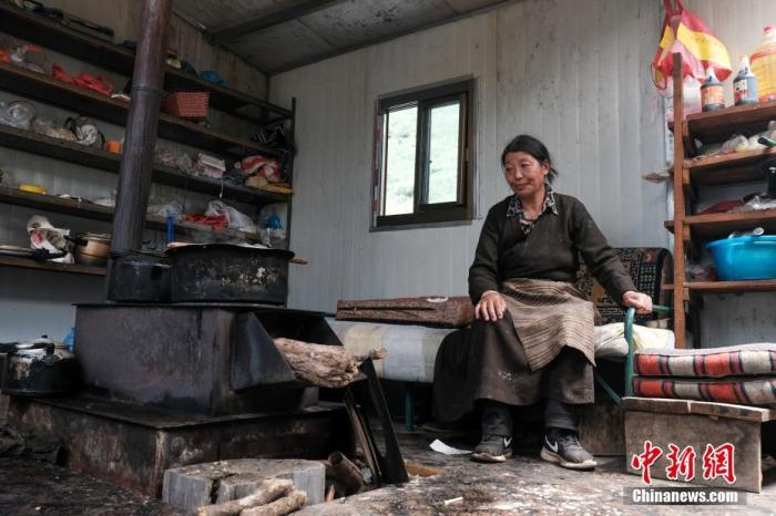 圖為8月6日，“玉麥姐妹”央宗在自家牧場放牧點的小屋里，她傳承了父親的生活習慣，喜歡待在牧場。 <a target='_blank' ></p><p  align=