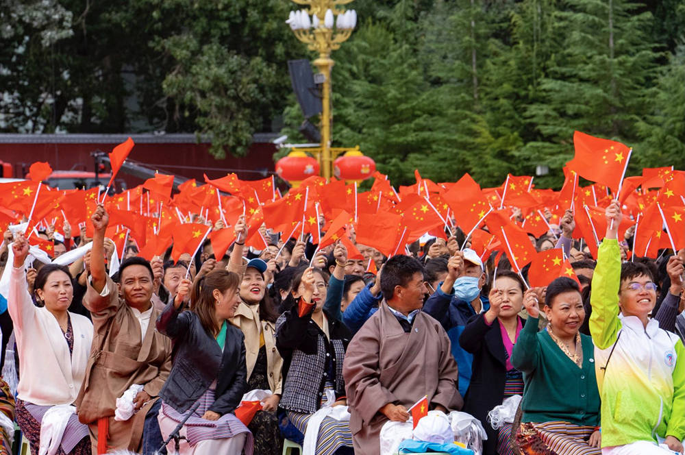 8月19日10時,慶祝西藏和平解放70周年大會在拉薩市布達拉宮廣場隆重舉行。徐馭堯 攝