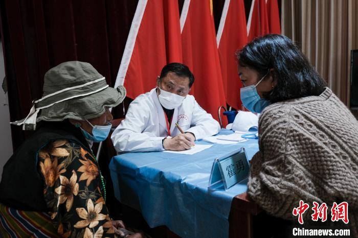 北京大學第一醫院教授、主任醫師霍勇在義診現場接診。　江飛波 攝