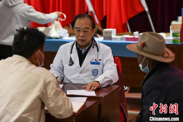 北京大學人民醫院心臟中心副主任、博士生導師王偉民為農牧民問診?！〗w波 攝