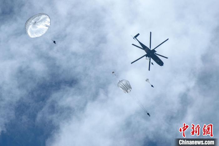 圖為傘降女兵在空中開傘?！⊥跏鰱| 攝