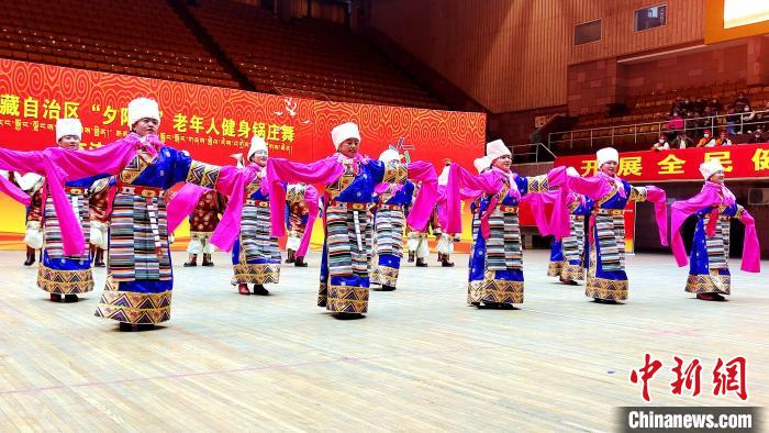 圖為西藏老年舞蹈隊伍齊跳傳統鍋莊舞。　貢桑拉姆 攝