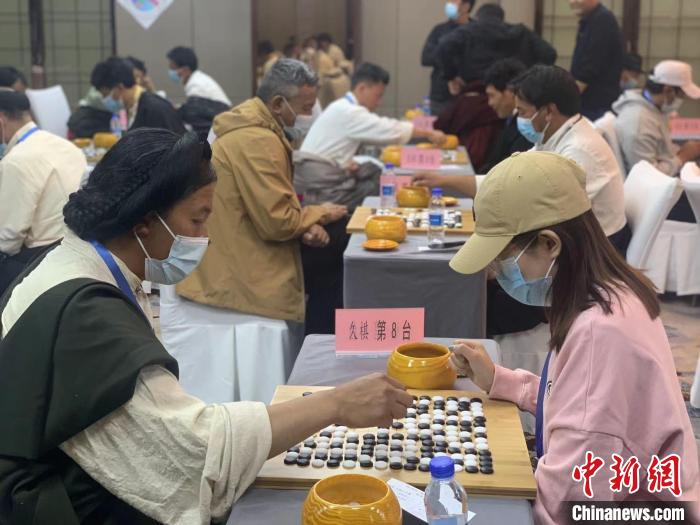 圖為參賽選手正在進(jìn)行藏棋對(duì)弈。　謝牧 攝