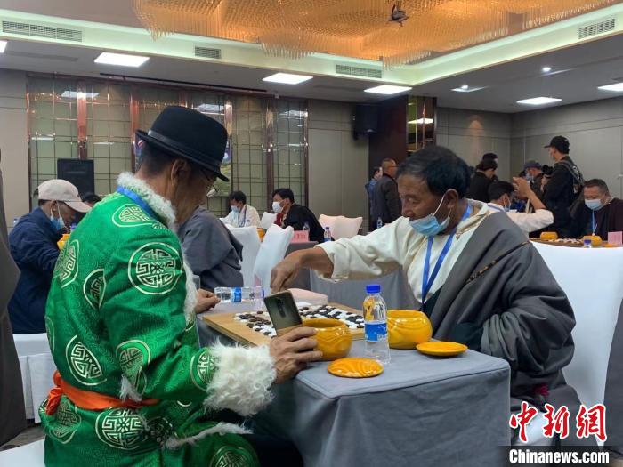 圖為參賽選手正在進(jìn)行藏棋對(duì)弈。　謝牧 攝