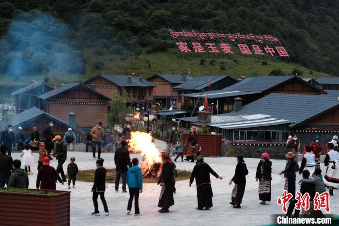 圖為2021年8月5日，西藏自治區隆子縣玉麥鄉民眾圍著篝火歡快地跳鍋莊舞。　江飛波 攝
