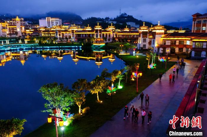 圖為2021年5月18日，西藏自治區墨脫縣城入夜，昔日的“高原孤島”如今面貌一新。　江飛波 攝